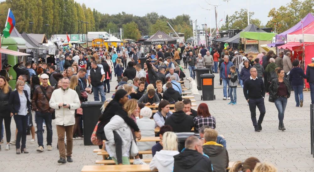 Eine Parade der Vielfalt: Viele Bitterfelder probierten 2018 am Stadthafen internationale Köstlichkeiten.