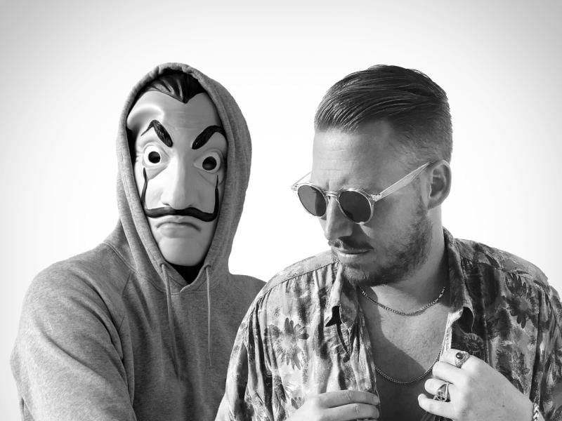 El Profesor (l), Charakter aus der Netflix-Serie „Haus des Geldes” und DJ Hugel (r). Foto: Kontor Records