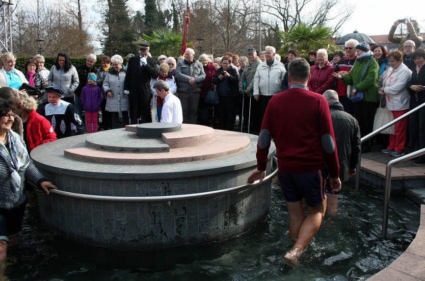 Die ersten Mutigen sind am Mittwoch anlässlich des Tages des Wassers in das Kneipp-Becken am Bad Schmiedeberger Kurhaus gestiegen. Es ist das erste, das in diesem Jahr eröffnet wird.
