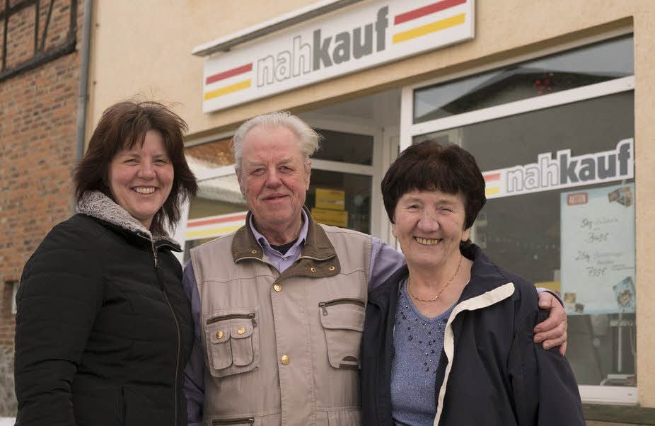 Nach 56 Jahren im Geschäft übergibt Bärbel Schmidt (rechts) die Leitung an Tochter Silvia Alwast ab. Den gelungenen Wechsel im Familienunternehmen feiern sie mit Ehemann und Vater Manfred Schmidt.