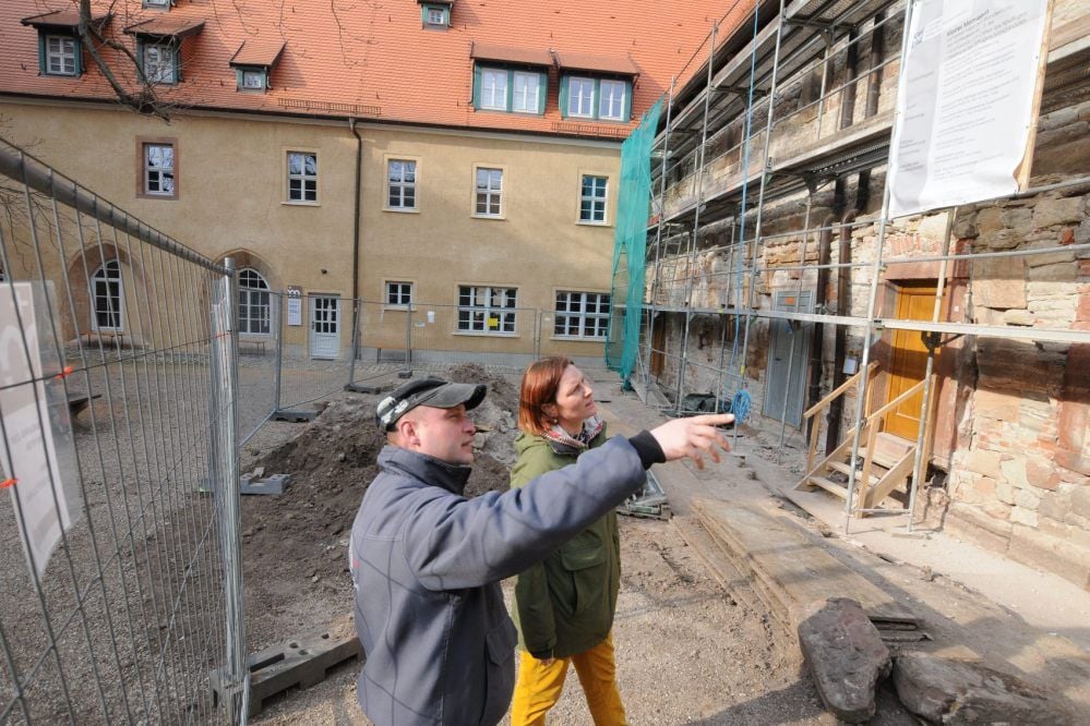 Denkmalpfleger Tobias Naundorf und Museumsleiterin Andrea Knopik besprechen den Fortgang der gegenwärtig laufenden Fassadenarbeiten am Ostflügel des Innenhofs des Museums Kloster und Kaiserpfalz Memleben.