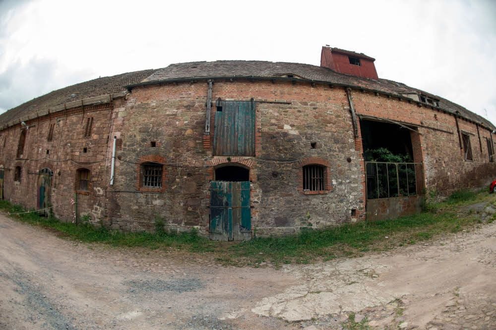 Vom Innenhof der Mittelburg in Wettin aus gesehen, bietet der alte Wirtschaftstrakt ein tristes Bild. Das soll sich bald ändern.