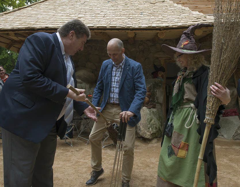 Der Chef der Bodetal Tourismus GmbH, Michael Weber (l.), schenkt René und Denise Hölke einen „echten“ Besen.