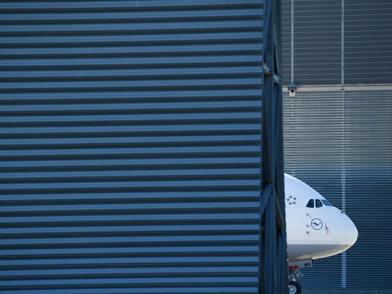 Die Flugzeugnase eines Airbus A380-800 der Lufthansa ist auf dem Frankfurter Flughafen zu sehen. Foto: Arne Dedert/dpa Pool/dpa
