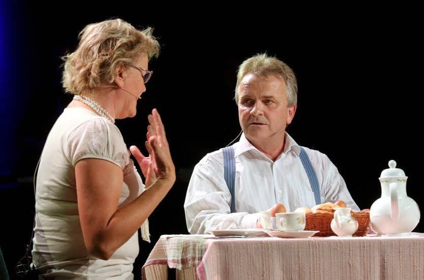 Ein Viereinhalb-Minuten-Frühstücksei muss es sein. Doch wie schafft man das. Astrid Hage-Hamatschek und Roland Höhne streiten darüber in dem einst von Loriot erdachten Sketch.