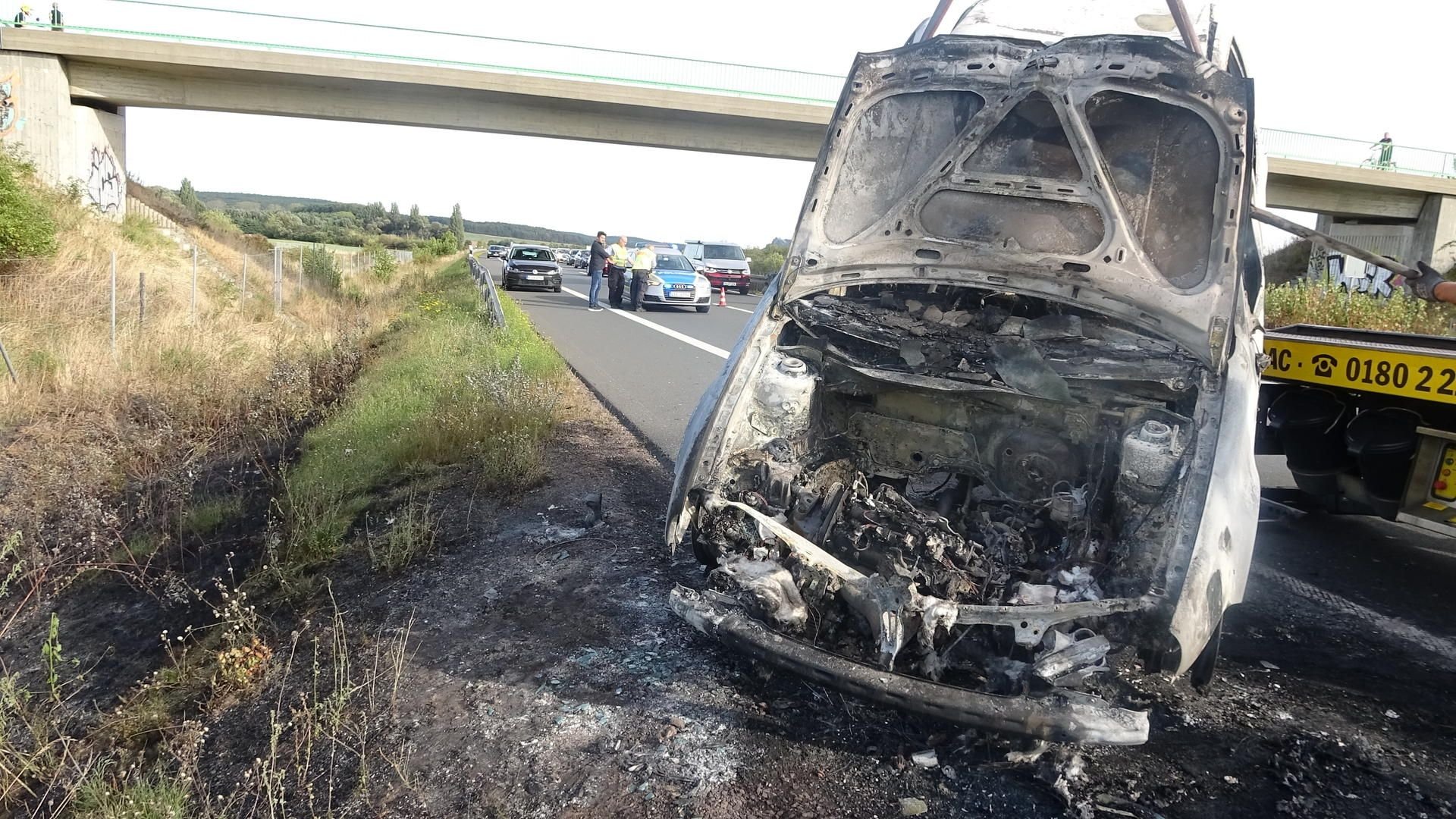 Auf der Harzautobahn ist ein Auto komplett ausgebrannt.