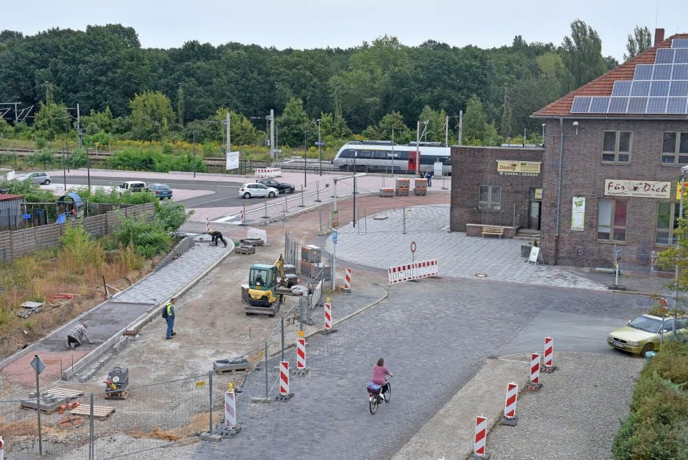 Am Wolfener Bahnhof entsteht aktuell eine neue Zufahrt für Busse, die bald nicht mehr vor, sondern hinter dem Bahnhof halten werden.