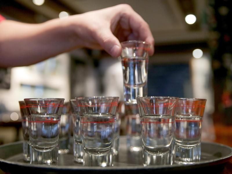 Jugendliche überschreiten beim Trinken wieder öfter die Grenze. 22 309 kamen im vergangenem Jahr mit einer Alkoholvergiftung ins Krankenhaus. Foto: Axel Heimken/dpa