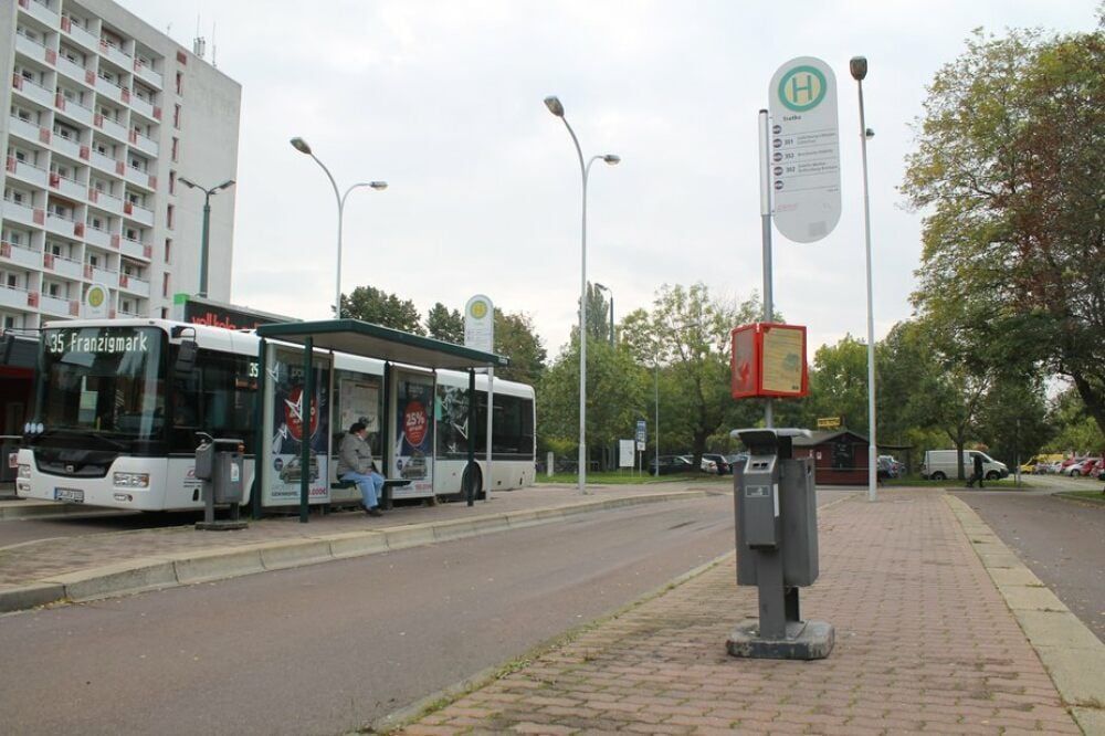 Wo aktuell nur noch ein Bussteig ist, stand noch vor einem Jahr ein Wartehäuschen. Geblieben ist das Havag-Häuschen nebenan.