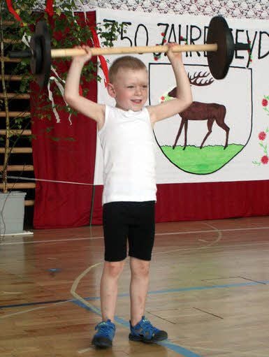 Auch der kleine Gewichtheber trat für den Sportverein aufs Hallenparkett.