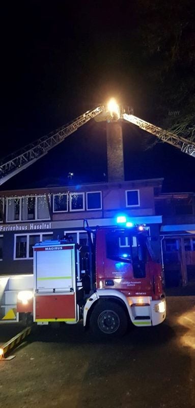 Gleich zwei Drehleitern waren in Uftrungen vor Ort.