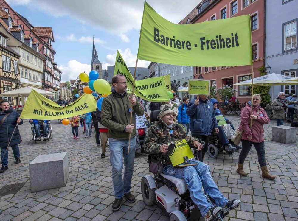 Mit zahlreichen Transparenten und Trillerpfeifen an den Lippen gehen – und rollen – rund 300 Demonstranten durch Quedlinburg.