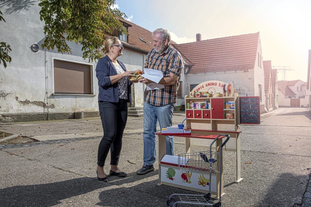 Hier könnte der Dorfladen in Edersleben entstehen: Claudia Renner und Helmut Pastrik demonstrieren schon mal das Einkaufen.