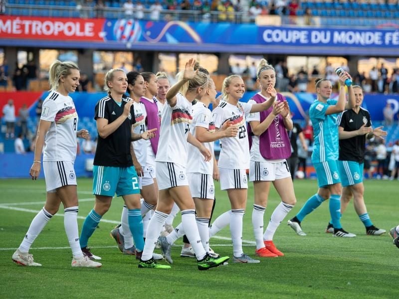 Deutschlands Fußball-Frauen feiern nach dem 4:0-Sieg gegen Südafrika den Gruppensieg bei der Weltmeisterschaft in Frankreich. Foto: Sebastian Gollnow