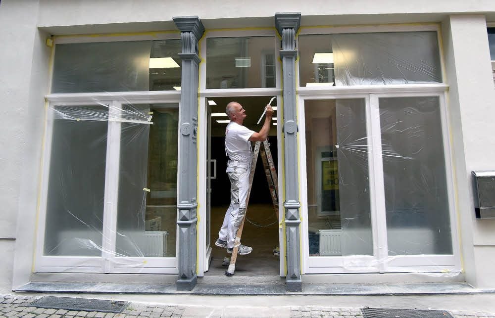 In der Zeitzer Kramerstraße stehen viele Immobilien leer. Im Haus Nummer 17 tut sich was, hier renoviert Malermeister Steeven Linkorn. Bald zieht die Friseur- und Kosmetik GmbH hier ein. Doch dies ist nur ein Umzug vom Roßmarkt in die Kramerstraße und damit keine Neuansiedlung.