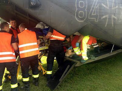 Nach der Ankunft der Maschine in Leipzig wird die Patientin an die Feuerwehr zum Weitertransport übergeben.