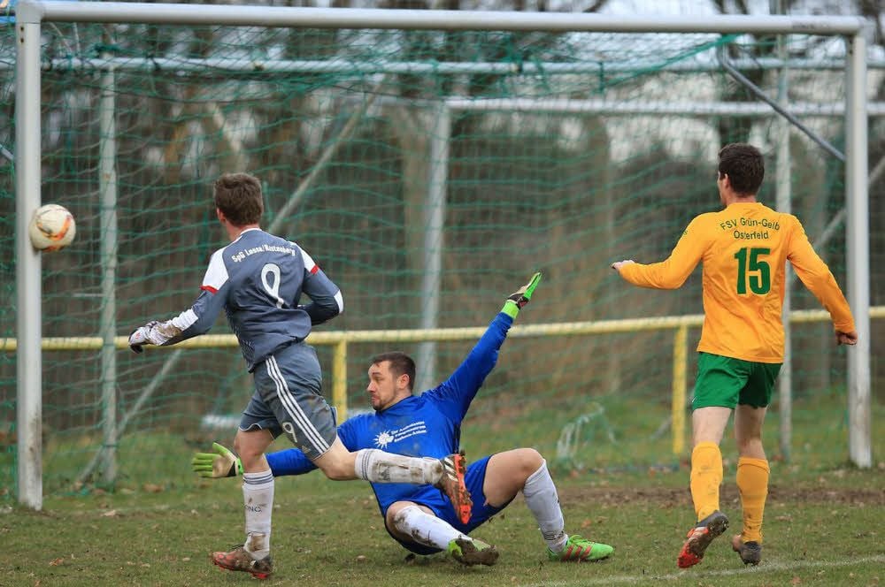 Dieser Schuss von André Schmidt (l., Lossa/Rastenberg) in der Kreisoberliga-Partie in Osterfeld hätte dem Reinsdorfer Michael Staake beinahe noch den Tippspiel-Sieg gebracht. Hätte - denn Schmidt traf nur den Pfosten.