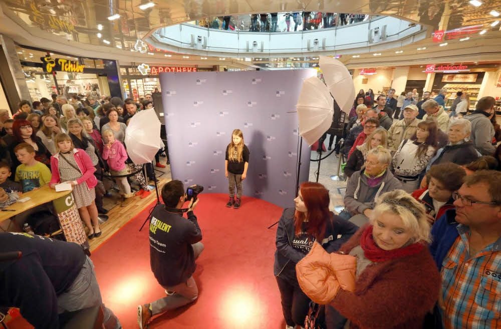 Dicht umringt sind das „Fotostudio“ und die Casting-Bühne im Dessauer Rathauscenter.Lächeln für die Kamera! Bei so vielen Zuschauern keine leichte Aufgabe.