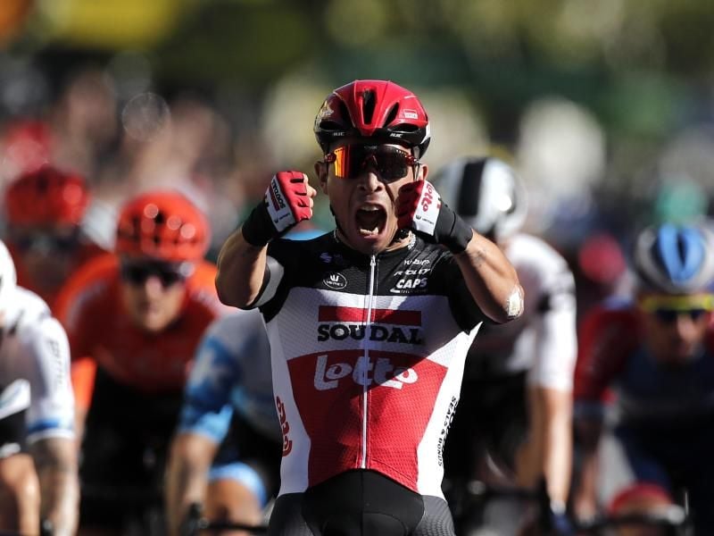 Caleb Ewan feiert seinen Sieg auf der 3. Etappe der Tour de France. Foto: Benoit Tessier/Reuters Pool/AP/dpa