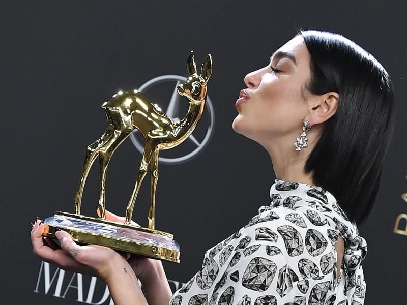 Zeichen des Erfolgs: Dua Lipa wurde kürzlich mit einem Bambi ausgezeichnet. Foto: Jens Kalaene