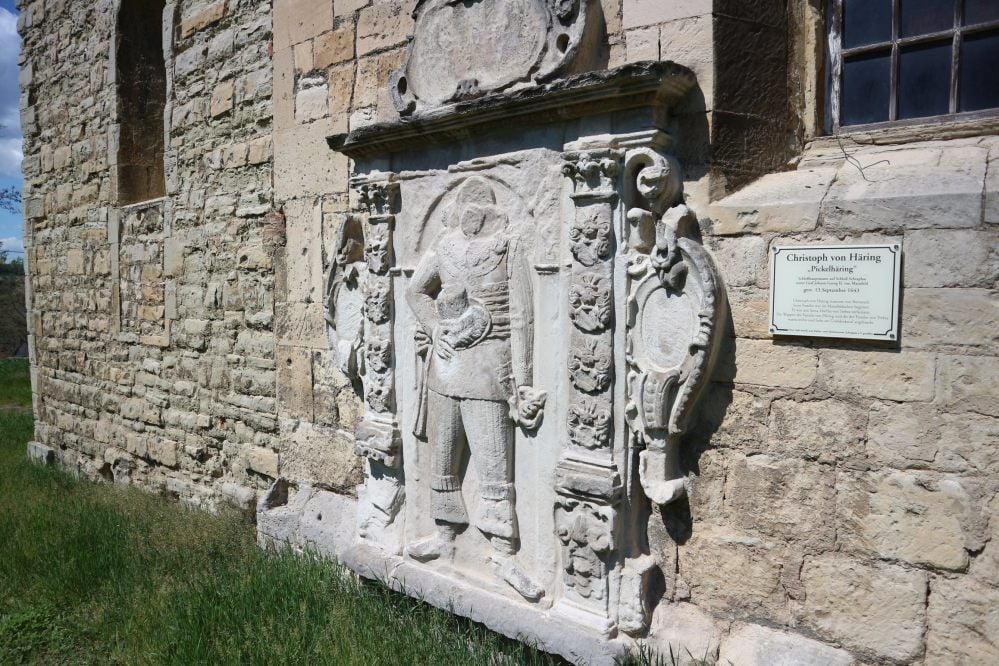 Das Epitaph an der Südseite der Schraplauer Kirche zeigt Christoph „Pickelhäring“ von Häringen. Er hat dort allerdings noch zwei Hände