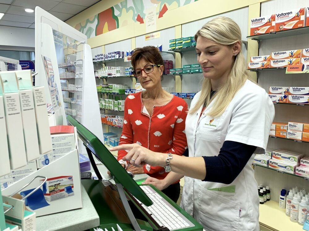 Apotheken-Inhaberin Marion Nelle und die Pharmazeutisch-technische Assistentin Cindy Kühnast überprüfen die Lagerbestände in der Blumen-Apotheke in Jessen. Eine neue Lieferung des Grippeimpfstoffes wird erwartet.