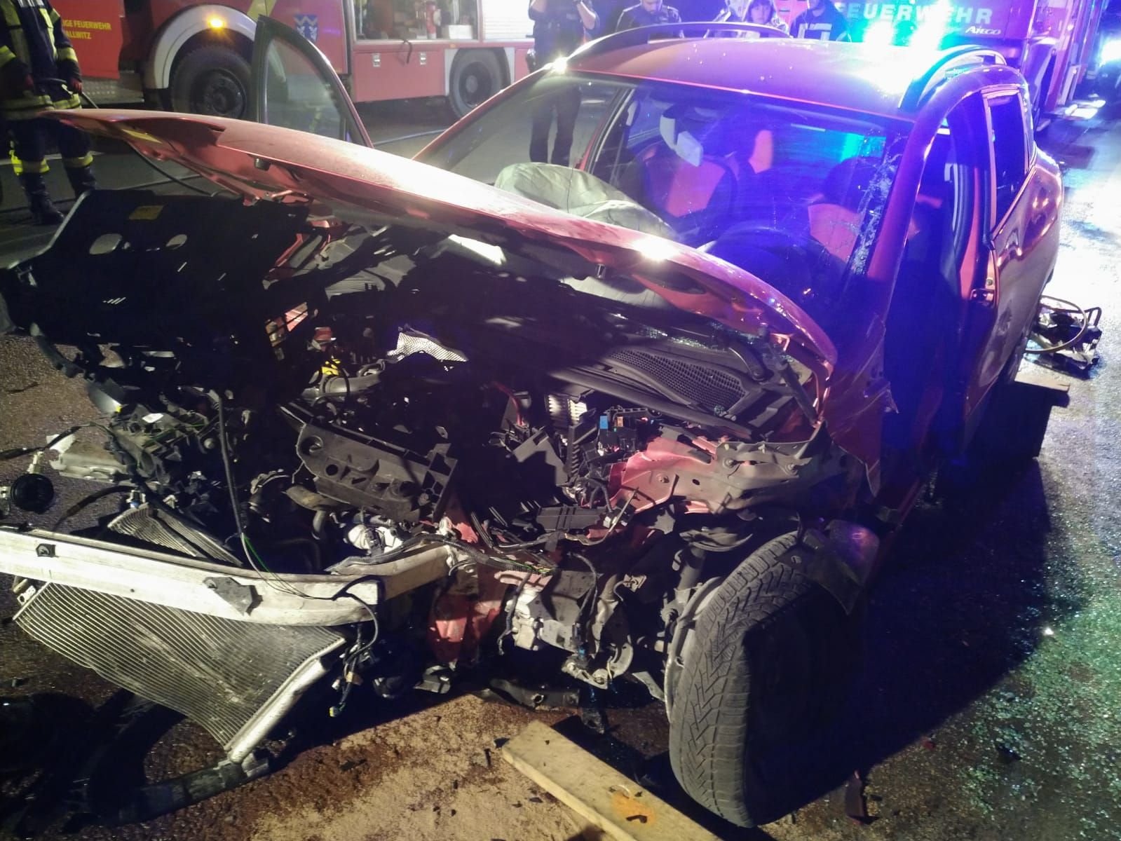 Bei dem Unfall wurden drei Personen verletzt.