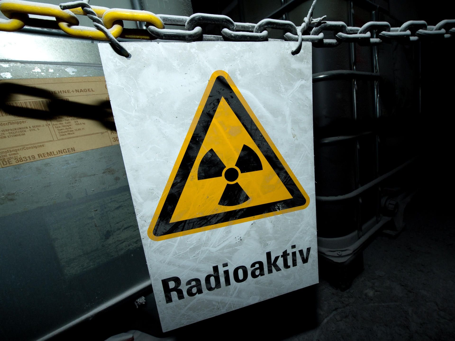 Ein Warnschild mit der Aufschrift „Radioaktiv“.