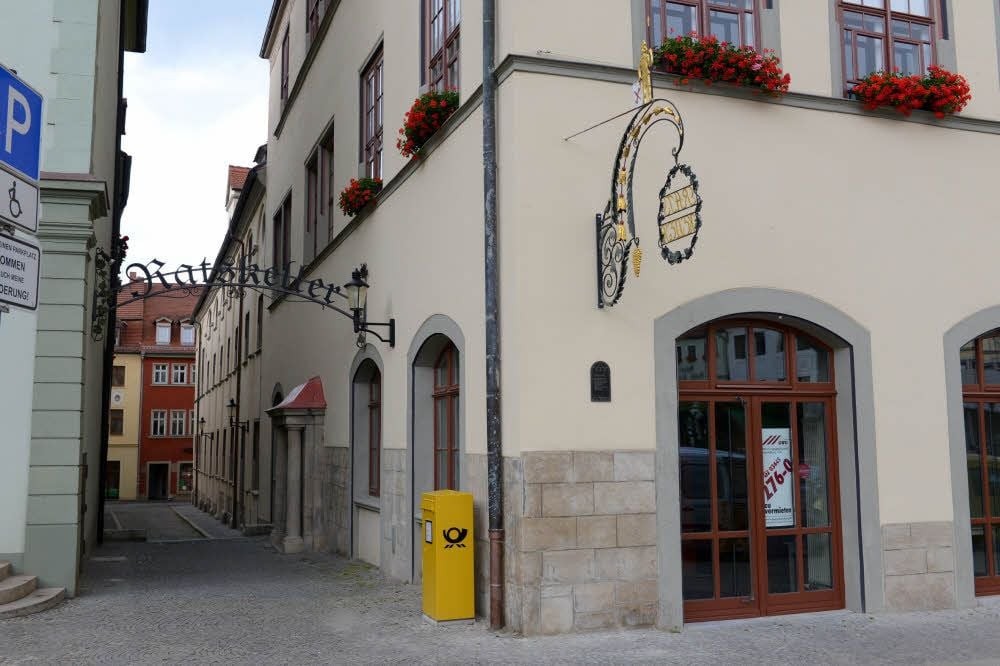 Gastronomisch ist der Ratskeller nach Leerstand mittlerweile wieder gut besetzt. Die Säle sollen mittelfristig eine Auffrischung erhalten.
