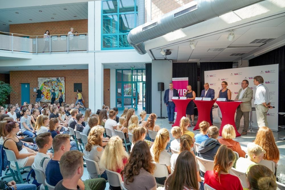In einer Gesprächsrunde stellen sich Naumburgs OB Bernward Küper, die VG-Bürgermeisterinnen Jana Schumann und Monika Ludwig, Staatssekretär Jürgen Ude sowie Lauchas Stadtoberhaupt Michael Bilstein verschiedenen Themen.