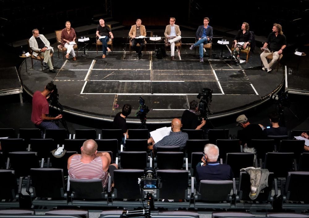 „Wir sind erstmal sehr erleichtert.“ Von links: Matthias Brenner, Henriette Hörnigk (Schauspiel), Christoph Werner (Puppentheater), Michael Wendeberg, Jose Miguel Esandi (Staatskapelle), Michal Sedlacek (Ballett), Michael von zur Mühlen, Florian Lutz (Oper) auf der Pressekonferenz im Neuen Theater.