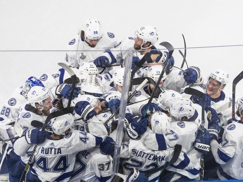 Die Spieler der Tampa Bay Lightning feiern den Sieg gegen die Dallas Stars. Foto: Jason Franson/The Canadian Press/AP/dpa