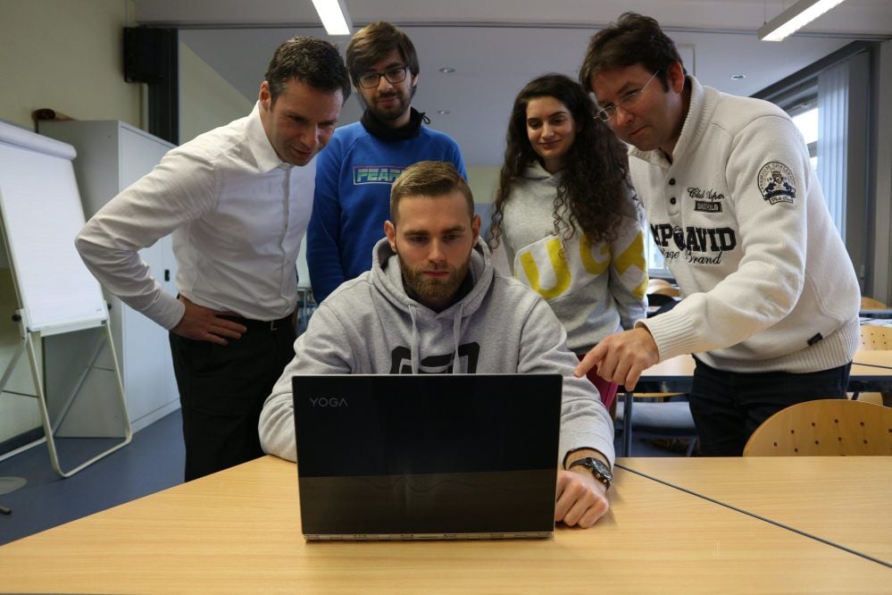 Stefan Huch (l.) und seine Studenten fühlen Firmen auf den Zahn.