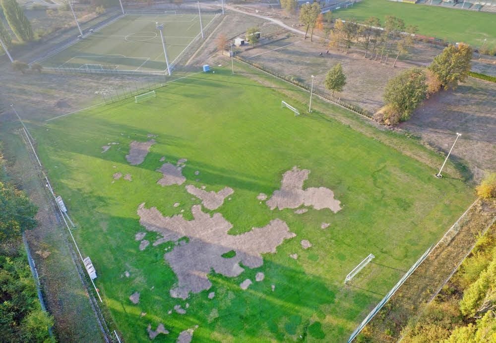 Die Unebenheiten auf dem Trainingsplatz sind beseitigt, nun muss aber neuer Rasen anwachsen.