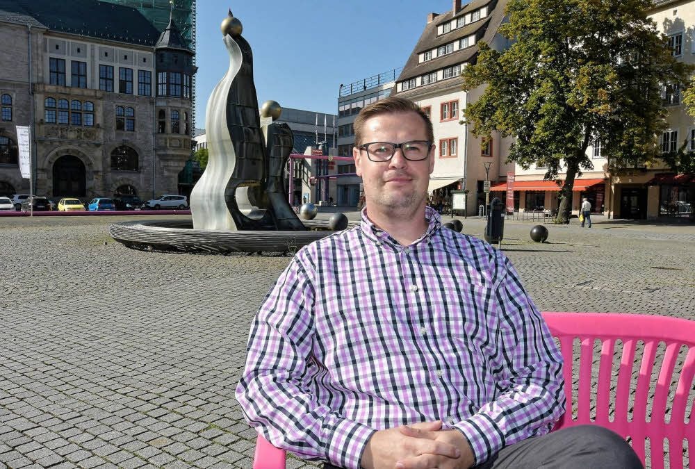 Jörg Schnurre auf dem Dessauer Marktplatz.