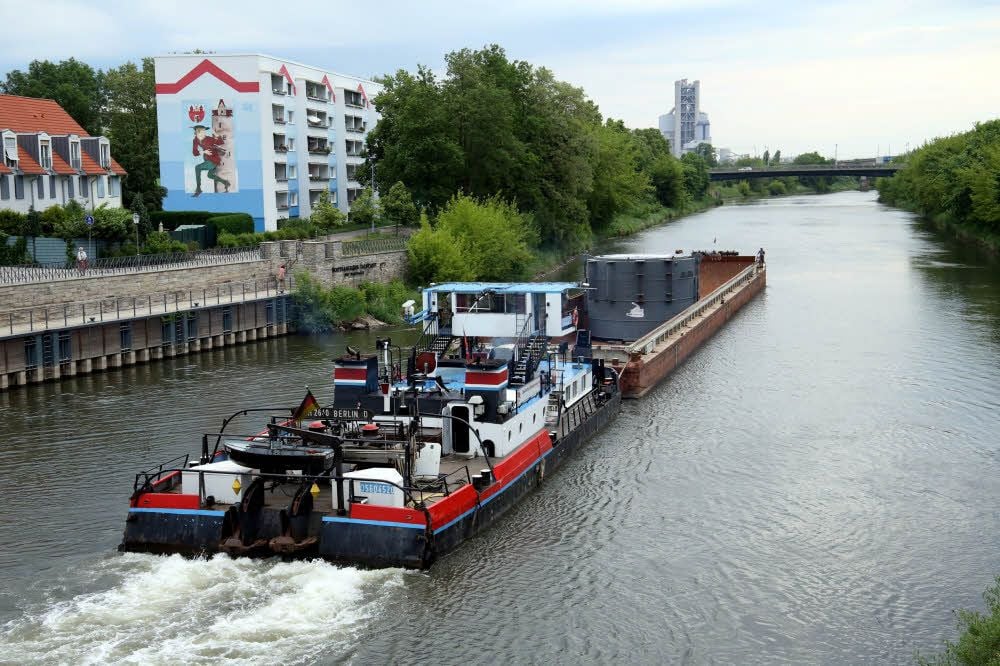 Das erste von acht Schubbooten mit Leichter hat am Montagabend die Schleuse in Bernburg passiert.