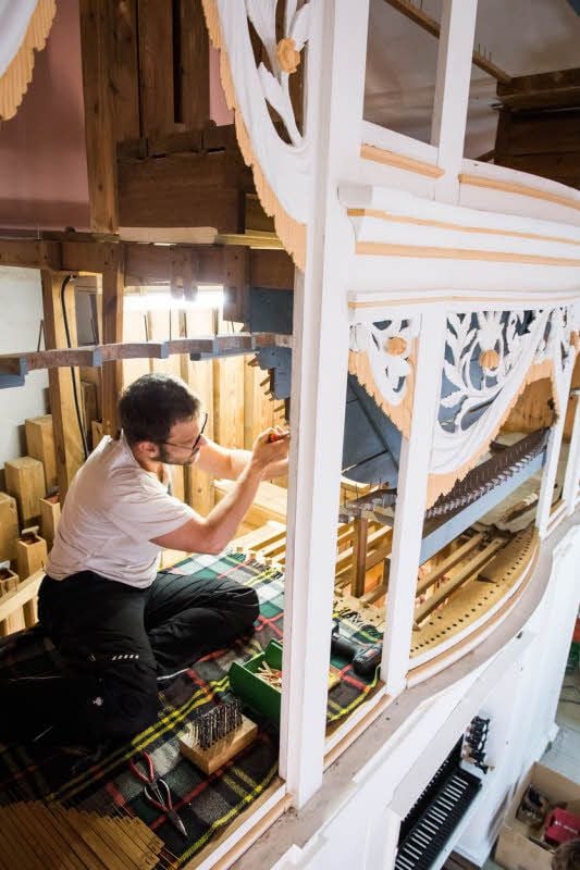 Im Gehäuse der Casekirchener Orgel geht es eng zu. Tobias Hoffmann, Juniorchef der Orgelbauwerkstatt Hoffmann und Schindler, bei der Arbeit.