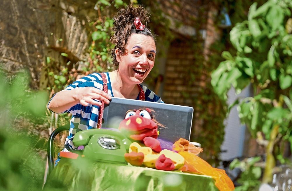 Garantiert lustig: Kathrin Lau bringt als Clown Pelle Abwechslung ins Haus.