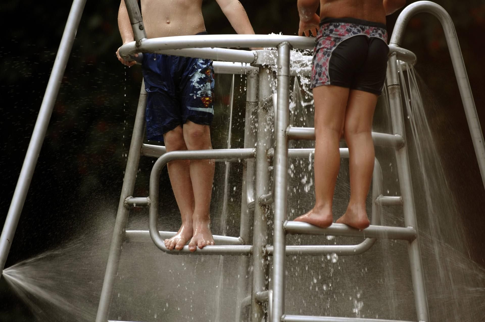 Zwei Jungen auf einem Wasserspielplatz (Symbolbild)