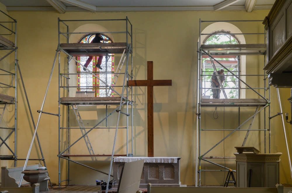 Gerüste in Osternienburgs Kirche, die zurzeit Baustelle ist.