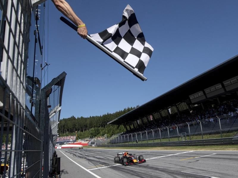 In Spielberg ist kein Silberpfeil vorn: Max Verstappen vom Team Red Bull Racing überquert die Ziellinie als Erster. Foto: Christian Bruna/POOL EPA/AP