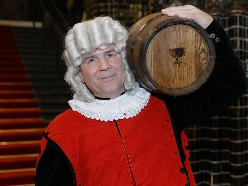 Der Lübecker Martensmann bei seiner traditionellen Tour nach Schwerin im Jahr 2016. Foto: Markus Scholz/dpa