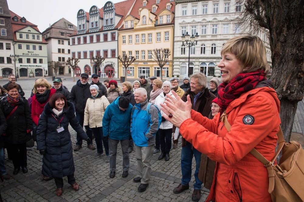 Mit Fachkenntnis und Humor bringt Stadtführerin Karin Baier Gästen die Stadt Naumburg nahe.