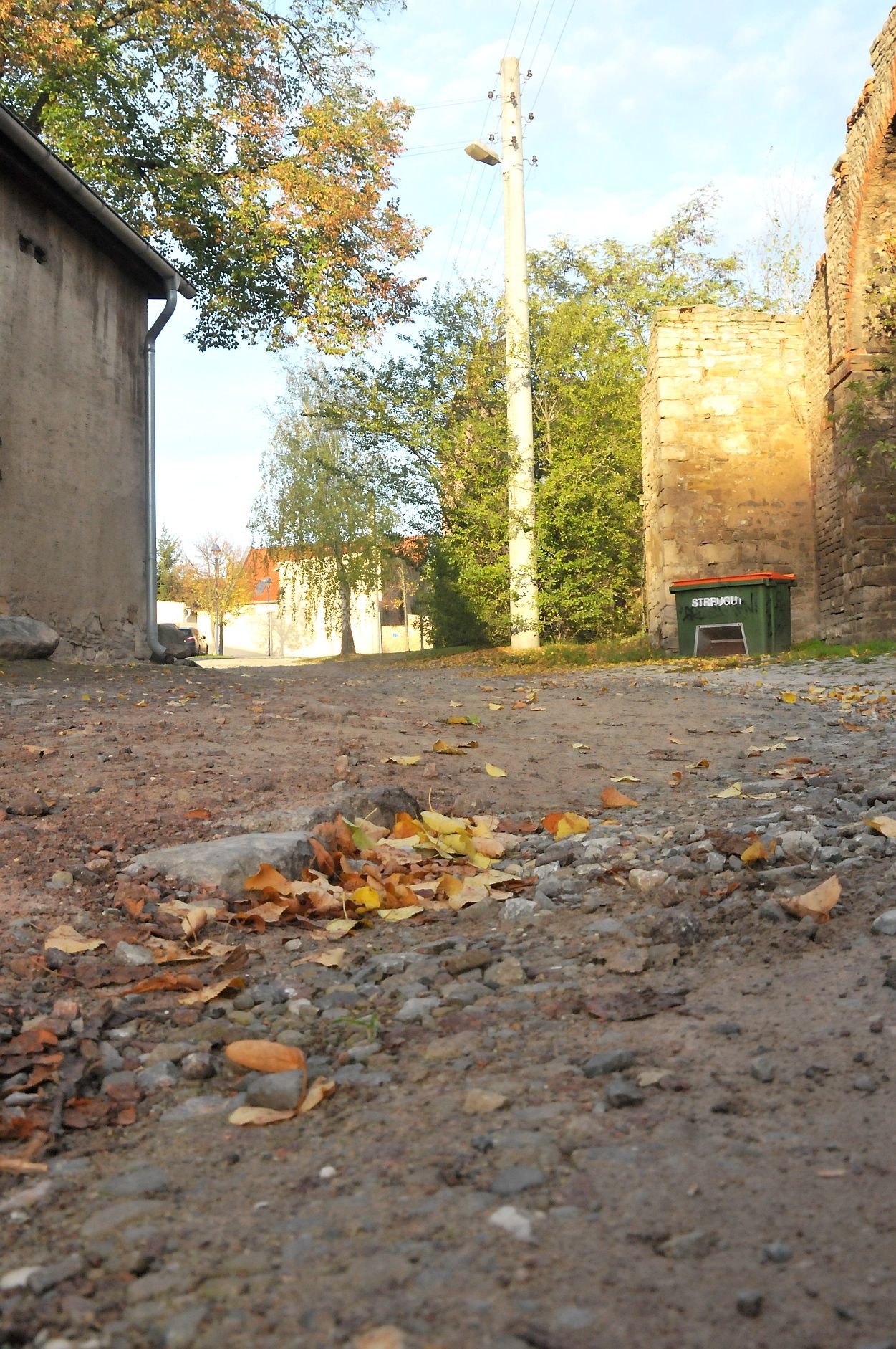 Ein 100 Meter langer Schotter-Abschnitt der Alten Dorfstraße soll 2020 befestigt werden.