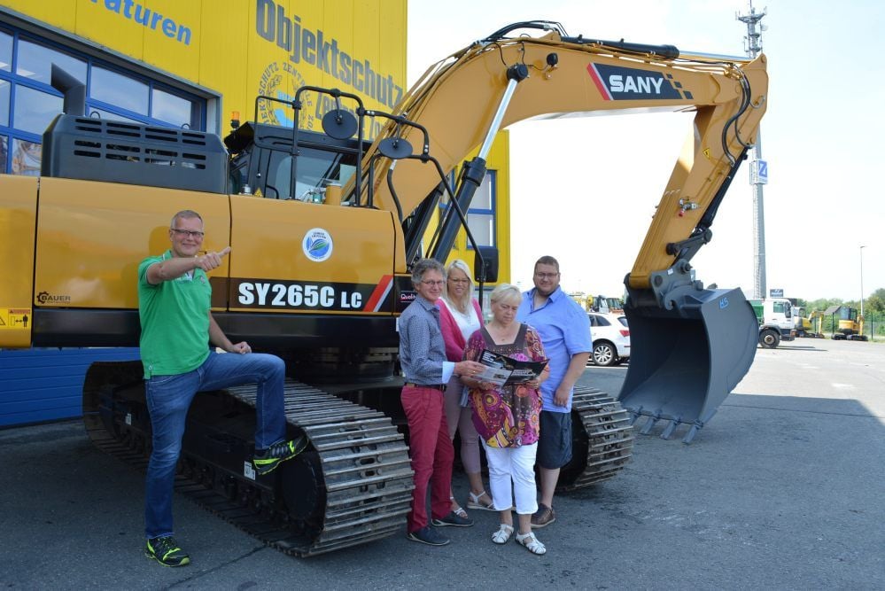 Alles dreht sich um Baumaschinen für Geschäftsführer Swen Jobst, aber auch für Peter Rahnfeld sowie Maria, Miroslava und Martin Bauer (von links).