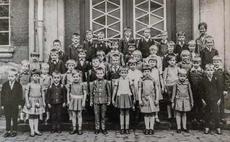 Eingeschult vor 50 Jahren. Mehr als 60 Ehemalige der Pestalozzi-Schule in Zschornewitz haben sich nun wiedergetroffen.