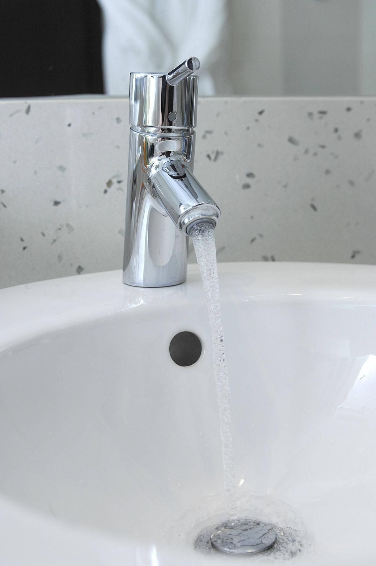 Wasser strömt aus einem Wasserhahn.