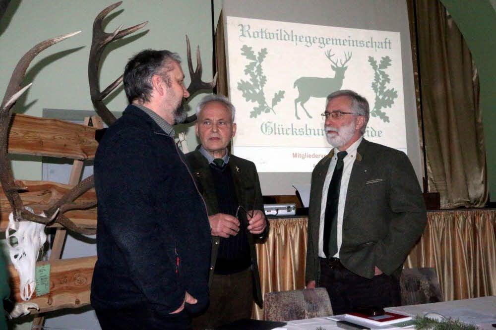 Erfahrungsaustausch am Rande der Jahreshauptversammlung der Rotwild-Hegegemeinschaft „Glücksburger Heide“: Klaus Seibicke und Frank Ackermann (rechts) sprechen mit Maik Zaydler (links), Vorsitzender der Rotwild-Hegegemeinschaft „Annaburger Heide“. Im „Bergschlösschen“ war auch eine Trophäenschau aufgebaut.