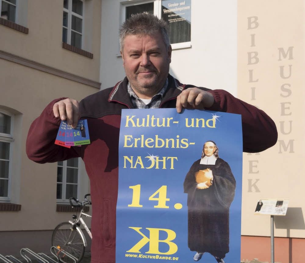 Michael Walther präsentiert für die MZ das Plakat und Eintrittskarten für das Event. Ein paar Tickets gibt es noch in der Gräfenhainichener Stadtinformation.