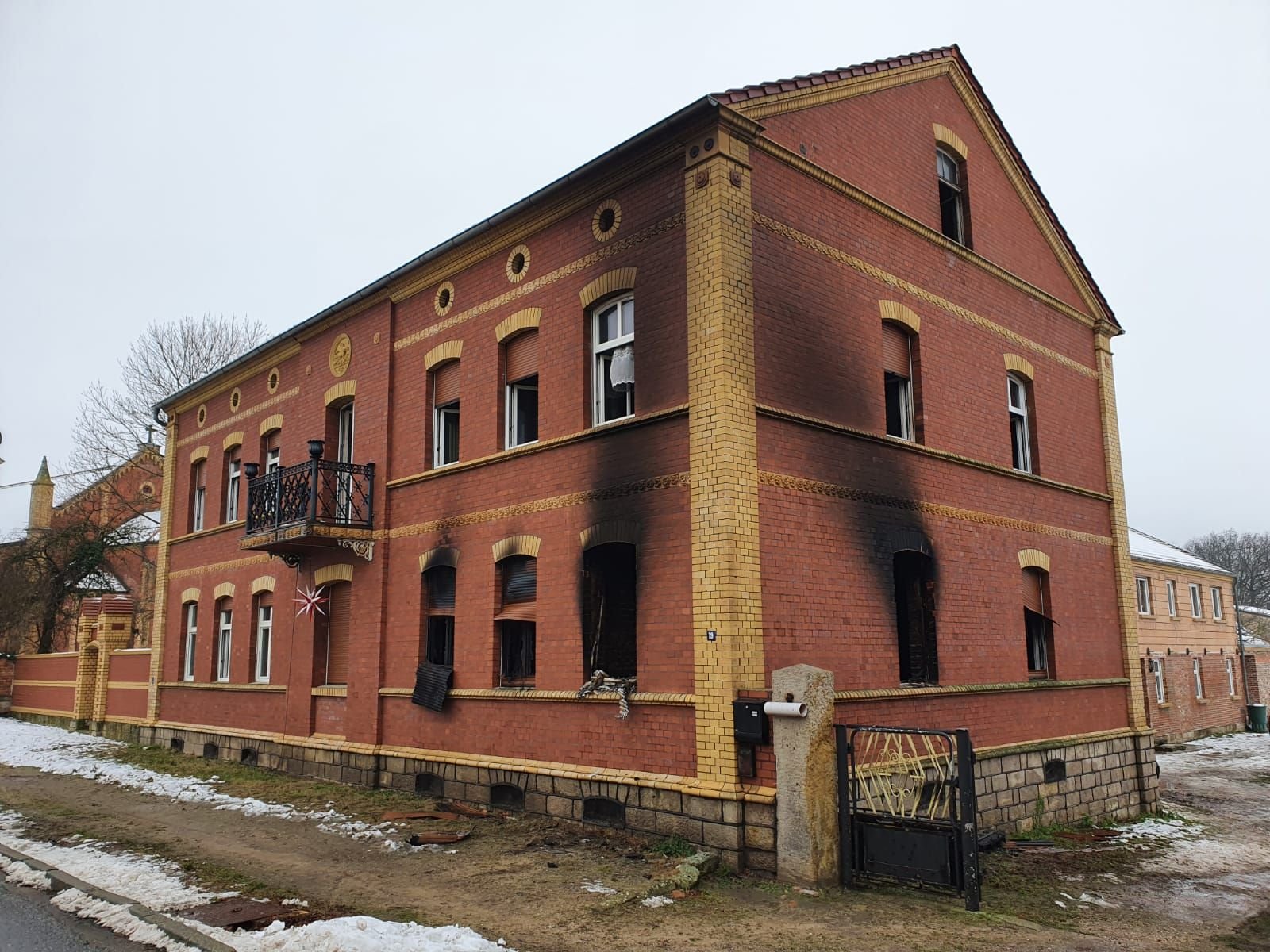 Das Haus in der Wartenburger Straße Zur Elbe ist in Mitleidenschaft gezogen.